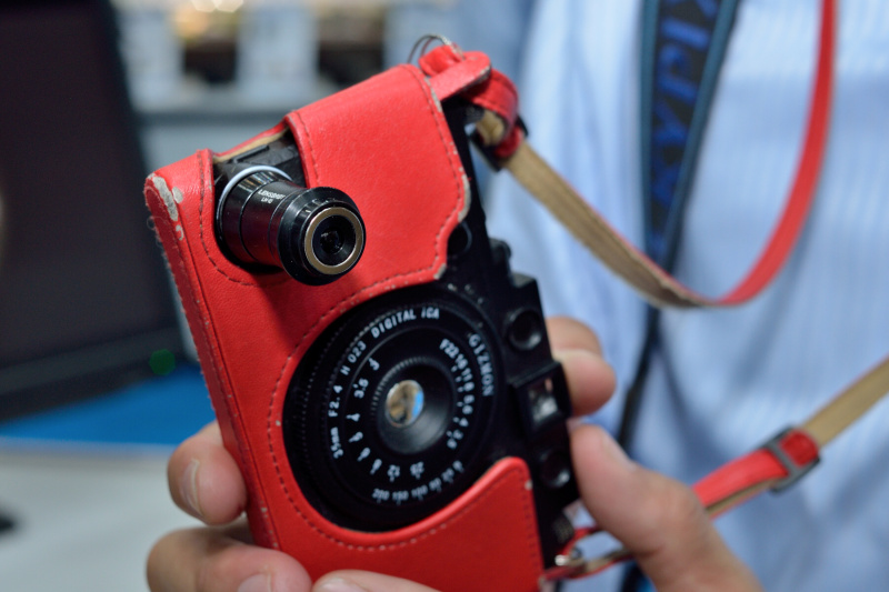 レンズベビー各製品も。円周魚眼レンズ「レンズベビー サーキュラー フィッシュアイ」、スマートフォン用の「レンズベビー モバイルレンズ LM-10」なども展示されている