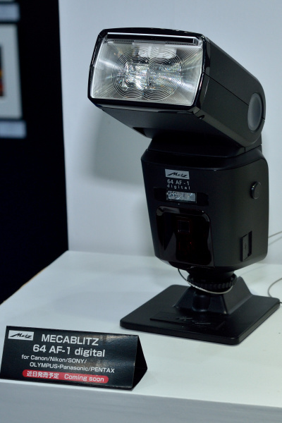 メッツストロボにはガイドナンバー64でカラー液晶化された「MECABLITZ 64AF-1 digital」も