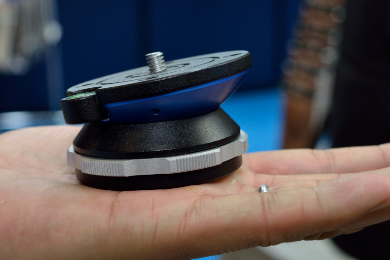 三脚をよく使う人にはありがたみがわかる水平出しのアクセサリー「レベリングユニット2」