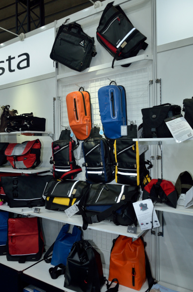 カメラバッグ各種参考出品と新製品。中央が「OEJシリーズ」ショルダーとボディバッグ