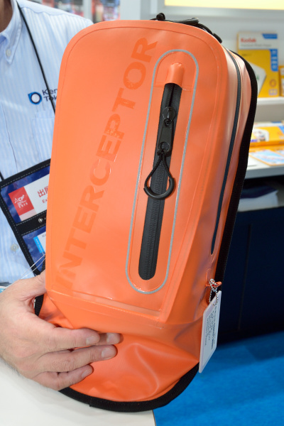 表面に反射材を用いている