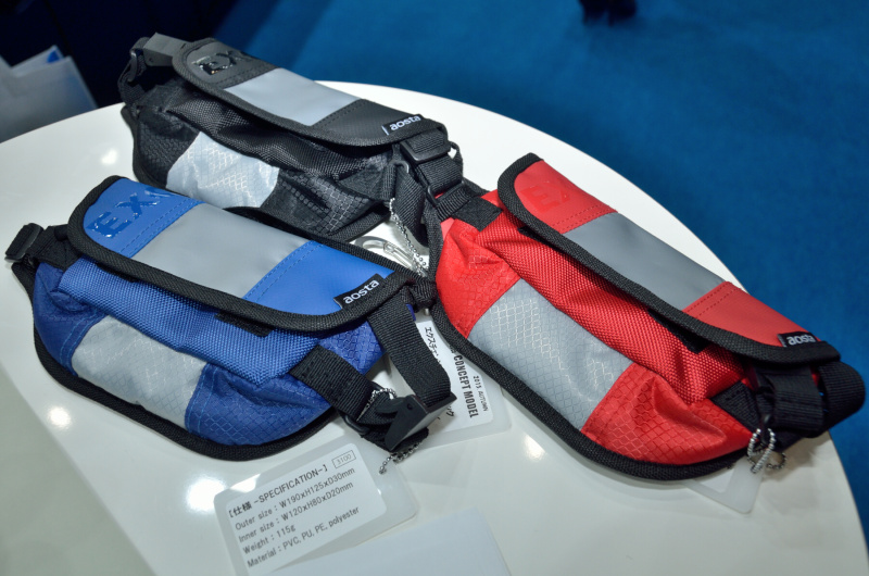 「エクスチェンジポーチ」は「エクスチェンジ」シリーズバッグと組み合わせて使うとおもしろそうだ