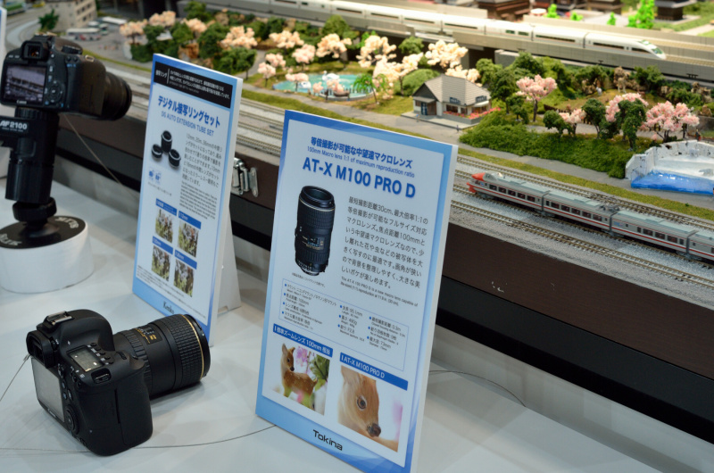 マクロレンズなどを試写できるコーナーには鉄道模型（Nゲージ）で小田急電鉄および歴代特急ロマンスカーが疾走中。初代SE車からVSE車、JR東海371系「あさぎり」まで揃っている