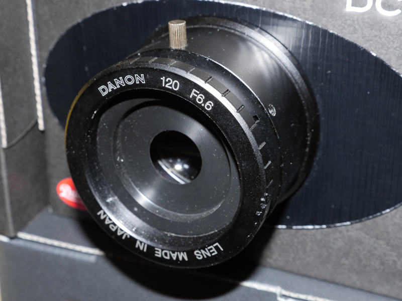 プレミアムモデルは金属鏡胴となる