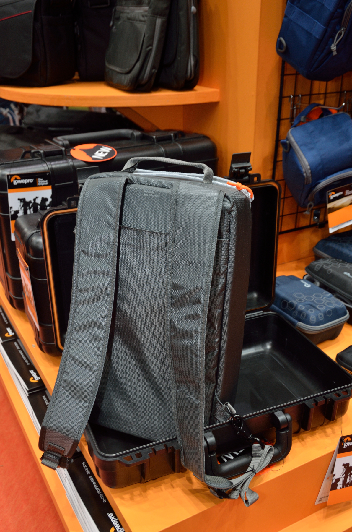 ナイロン製インナーポーチが付属する