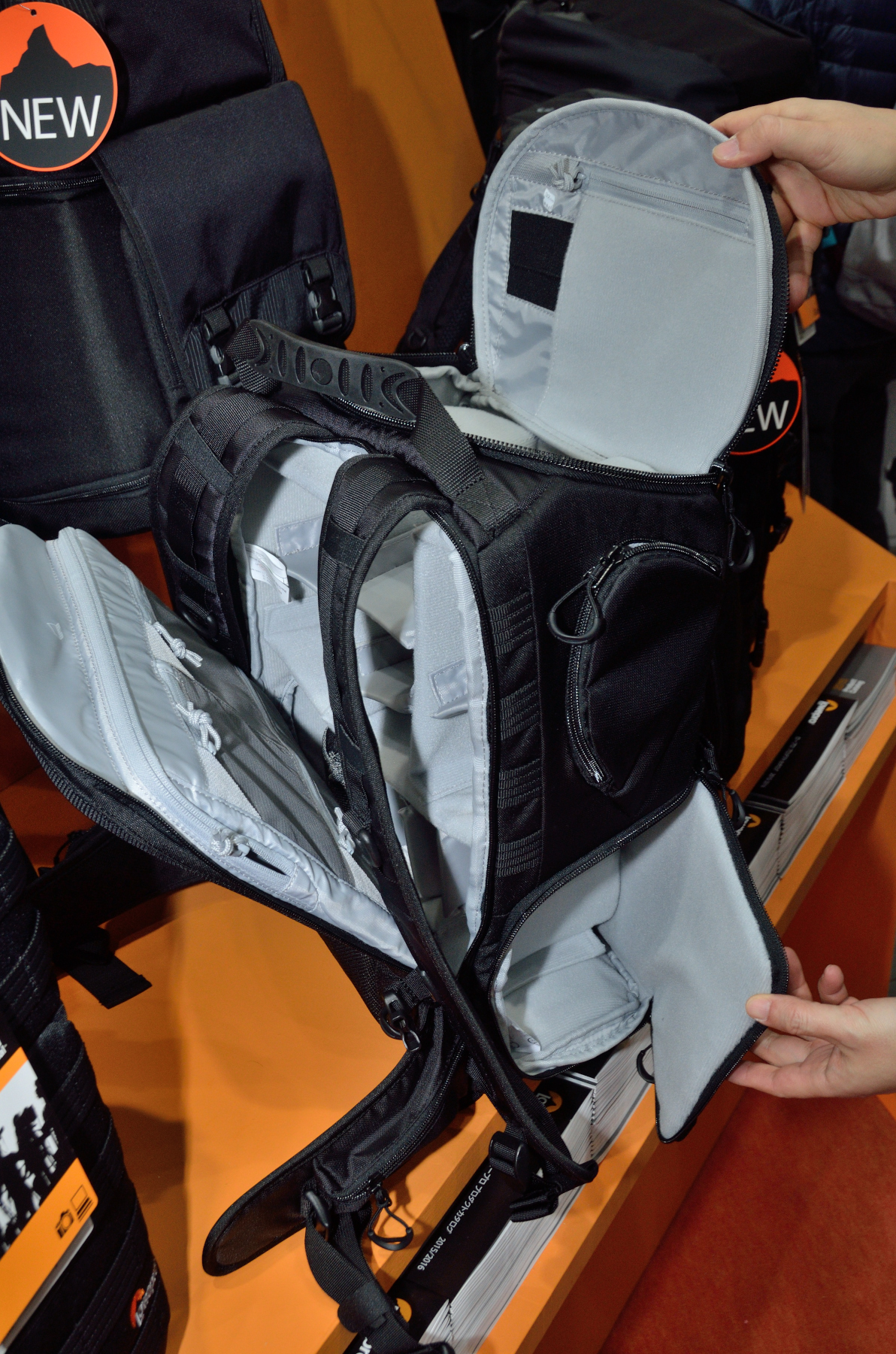 上部と両サイド、背面から内部にアクセス可能な「プロタクティック450AW」（5万7,240円）と「同350AW」（4万6,440円）