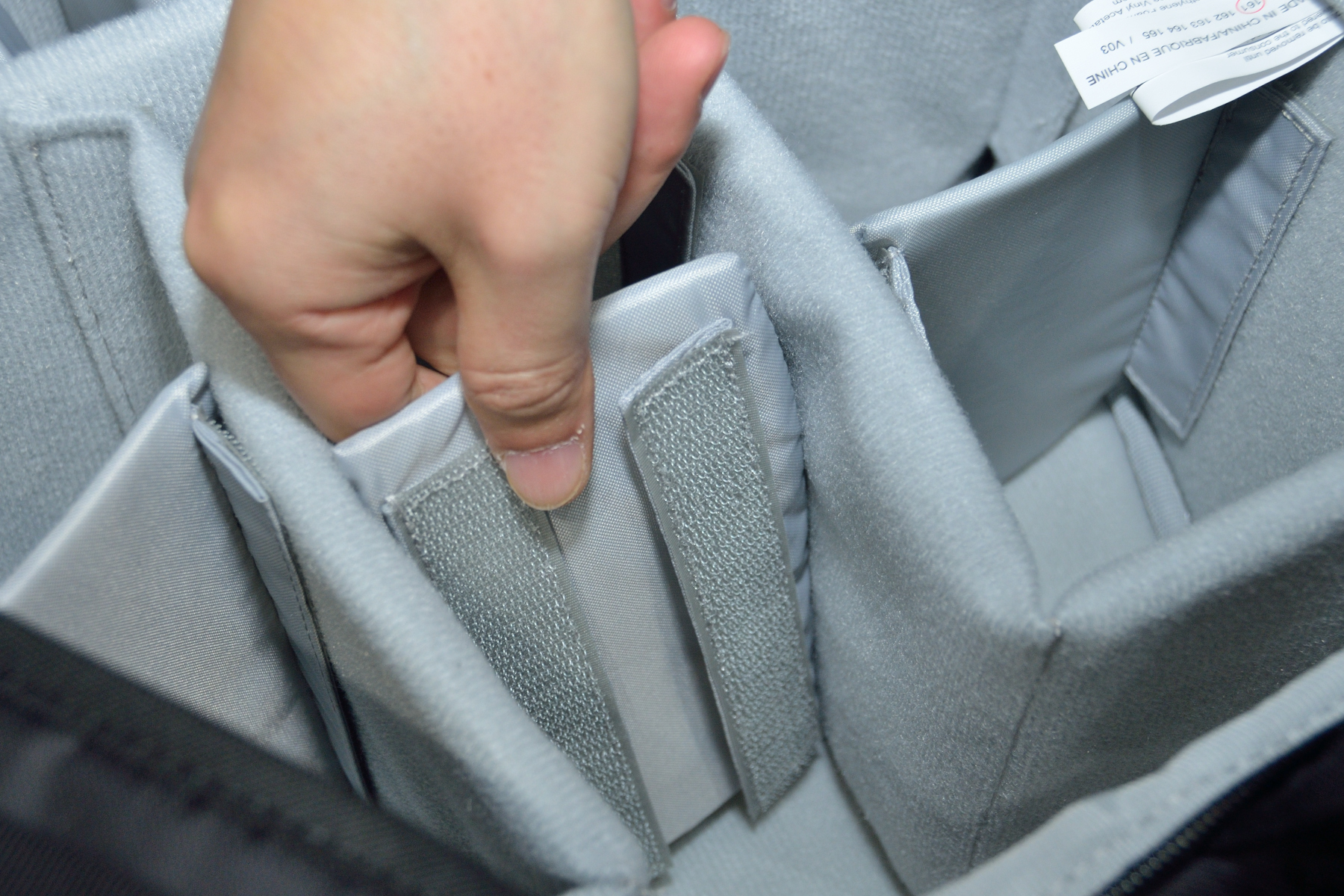 仕切りの面ファスナーが外しやすい「MAX FIT」仕様