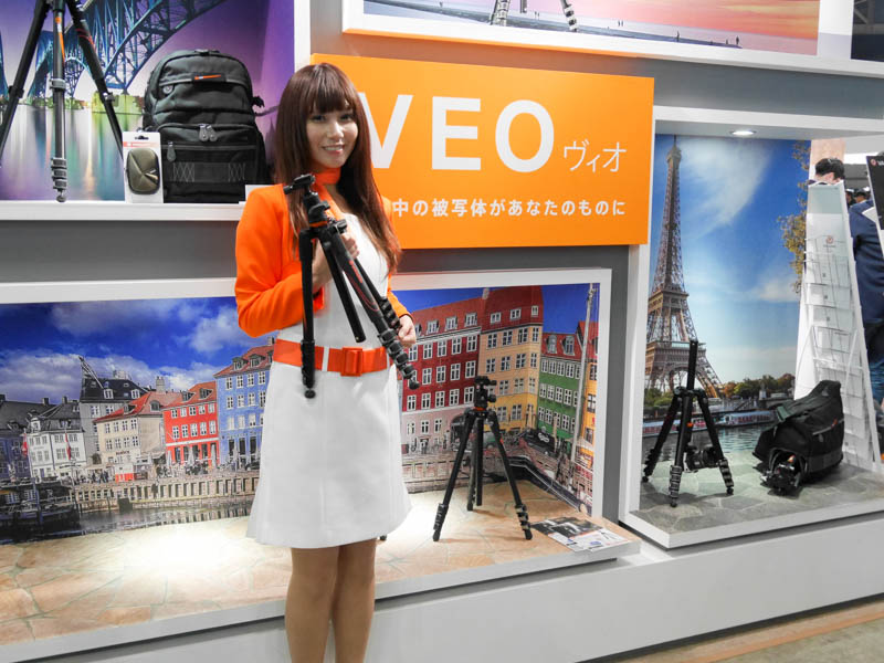 トラベル三脚「VEO」を発表したバンガードブース