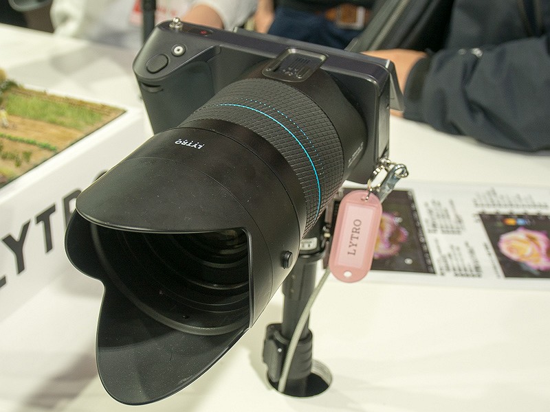 独特のデザインのボディに大口径高倍率ズームを搭載