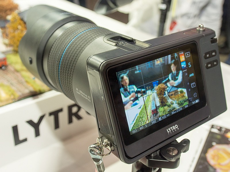 背面はタッチパネルで、再生画面ではタッチした場所にピント合わせができる