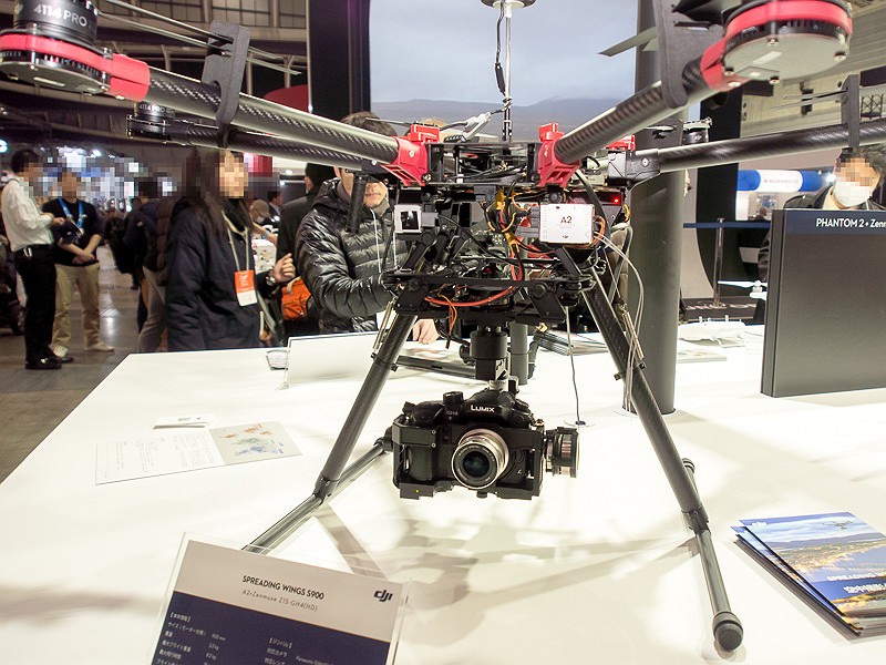 こちらは大型のSPREADING WINGS S900。Zenmuse経由でLUMIX GH4を装着