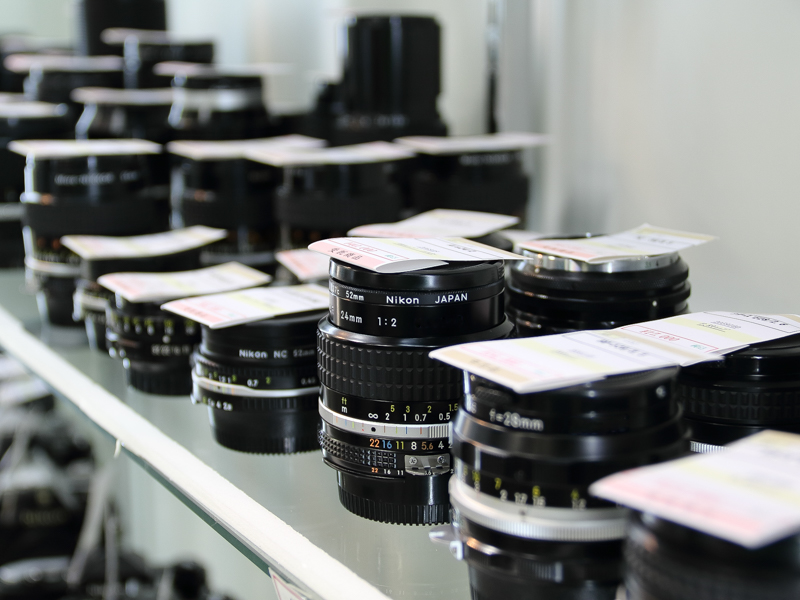 ショーケースに並ぶ中古の一眼レフ用ニッコール。初期のオートニッコールでも鋭いキレが得られるなど高い描写でこれまでも人気だったが、Dfの登場以降中古市場の動きはより活発になっている