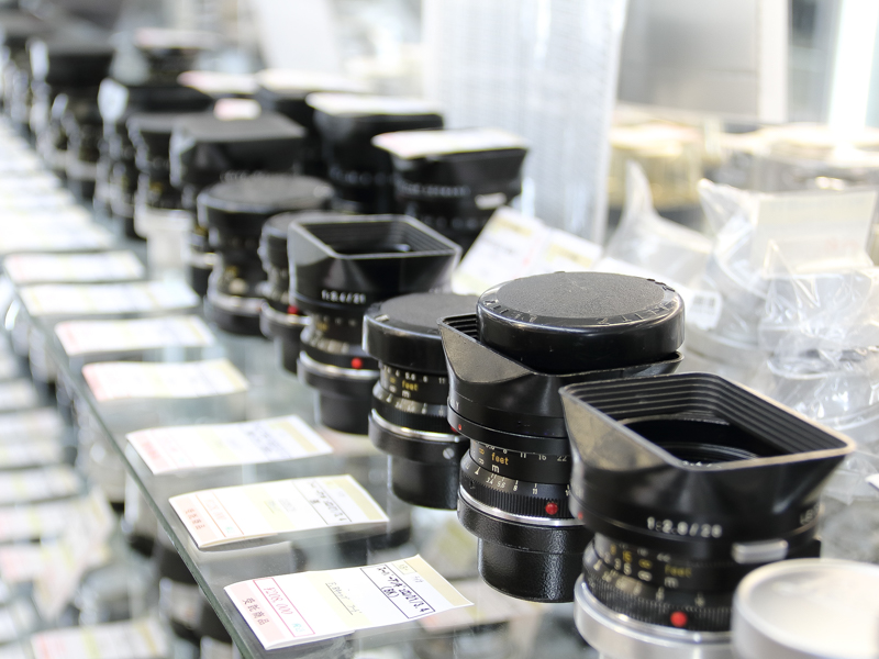 ライカMマウントレンズもスーパーアンギュロン21mmなどは年代的にいって黒鏡筒でもオールドレンズに当然分類される。なお、同レンズはのミラーレスに装着すると画像周辺部に偽色が現れやすい