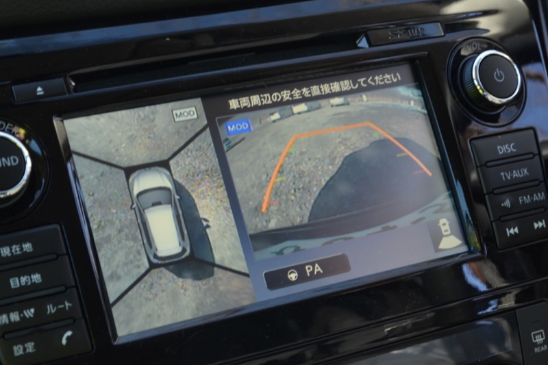 ツグミを狙う位置を決めるときは、アラウンドビューモニターを活用。障害物などを避けてベストポジションにクルマを置くのに便利だ