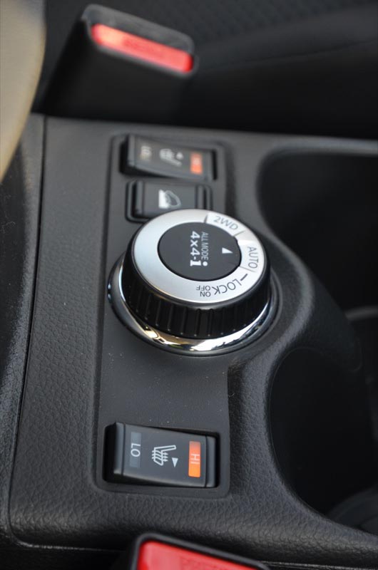 エンジンが温まるまではエアコンから温風が出ないが、シートヒーターはすぐに暖かくなる。寒い早朝の撮影行にはぜひともほしい装備だ