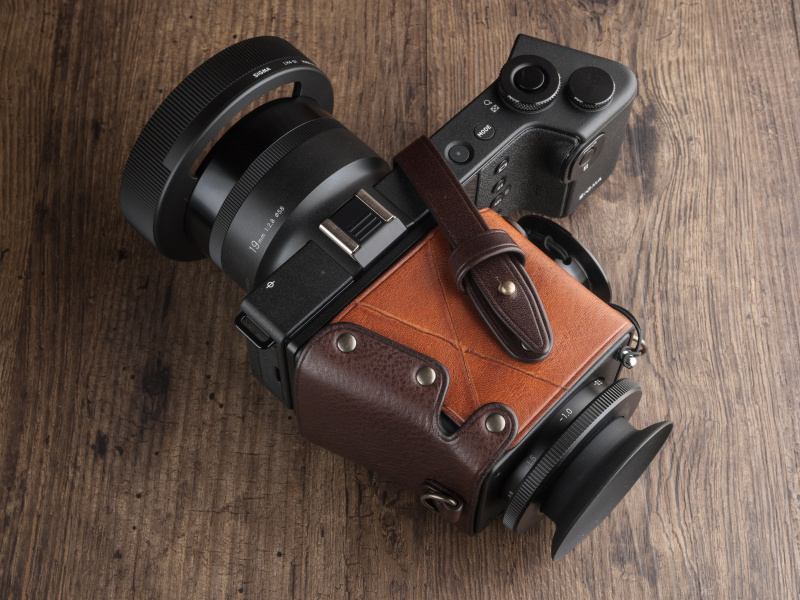 2種類のレザーで液晶ビューファインダーを覆う。かつてないスタイルのレザーケースだ