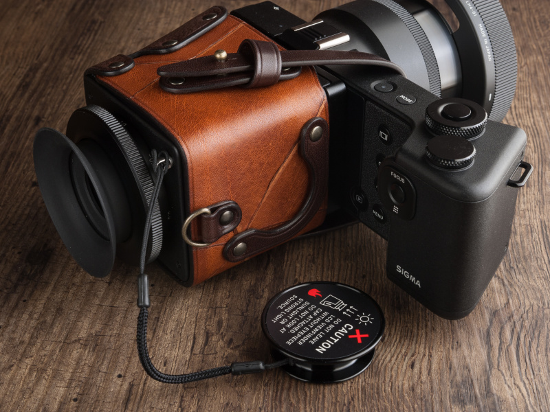 側面にファインダーキャップを格納できる。Dリング付きでストラップ装着も可能だ