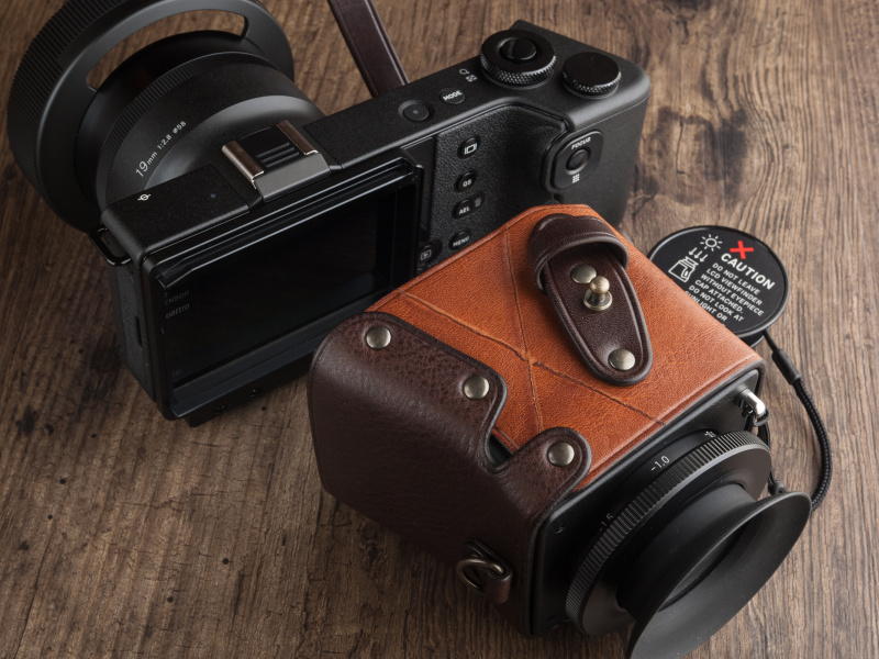 ベルトを外してスライドすると、ケースを付けたままファインダーをスライドできる