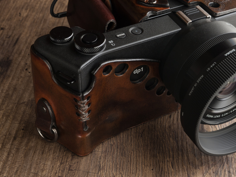 ハイグリップボディーケースは税込3万9,960円。大きな穴を並べたデザインが新鮮だ