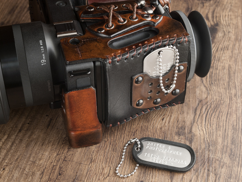 側面にドッグタグが装着可能。ミリタリーテイストを盛り立てる演出だ