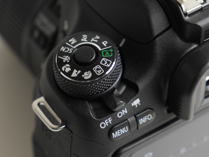 モードダイヤルは左肩に