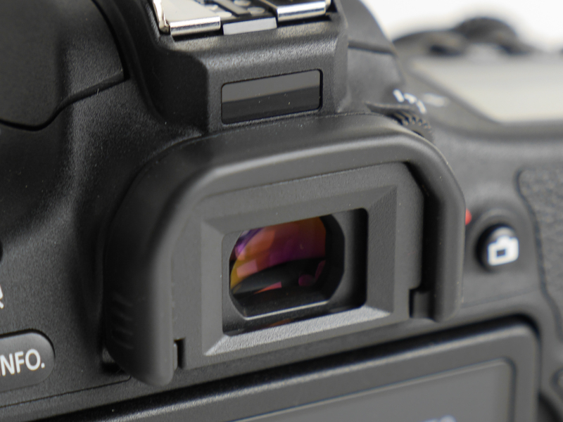 ファインダー上部にはEOS Kiss X8iには無いアイセンサーが有り、液晶モニターが自動で消灯する