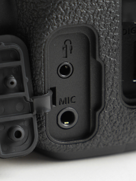 外部マイク端子も装備