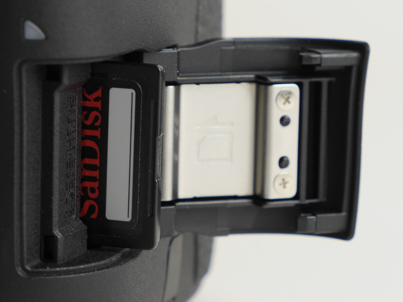 記録メディアスロット