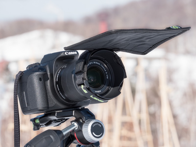 エツミから発売されている「HOGANフレックスレンズシェード」。レンズに固定するハレ切りグッズだ。