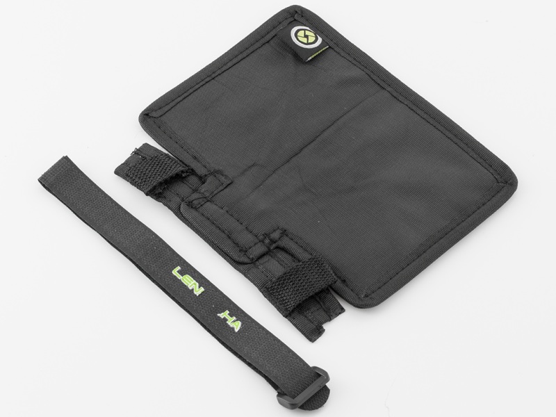 手に入れたのは小口径レンズ向けの「SL01」。薄くてかさばらないので、バッグの隙間にでも入れられる。見て分かるとおり、作りはアメリカンである。