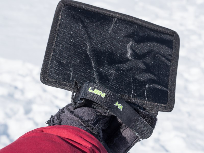 レンズに固定するためのベルト部分にロゴがプリントされているのだが、使いはじめて5分も経たないうちにはがれて落ちた。