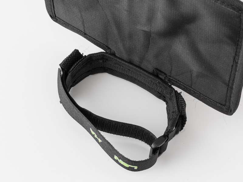 こんなふうに輪っかにして、レンズの鏡胴やレンズフードに巻き付けて固定する仕様。