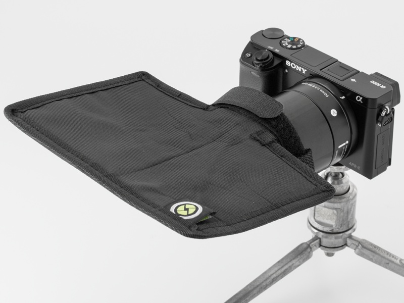 シェード部分には針金が入っていて、好きな形に曲げられる。こんなふうにする理由も必要も何もないのだが、自由度が高いのはいい点だ。