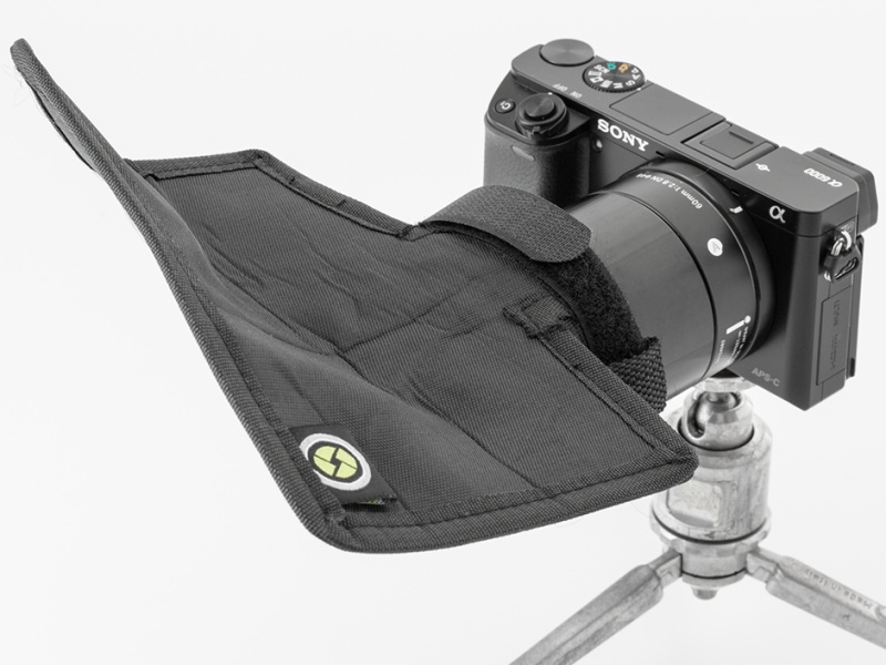 シェード部分には針金が入っていて、好きな形に曲げられる。こんなふうにする理由も必要も何もないのだが、自由度が高いのはいい点だ。