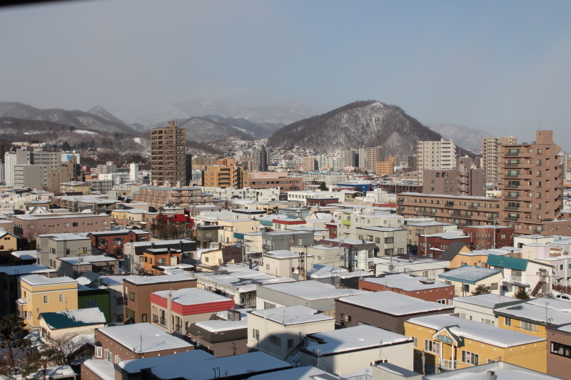 注意しないといけないのがシェード部分の写り込み（左上）。ファインダー内では気付かないことも多いので、必ず絞り込んだ状態でテスト撮影して確認したい。