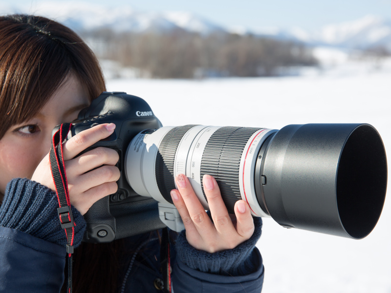 EOS-1D Xとの組み合わせ。女性の手なので少し大きく見えるがEF 70-200mm F2.8L IS II USMよりも少し大きく感じる程度。カメラボディとのバランスは大きさ、重量配分ともに良好