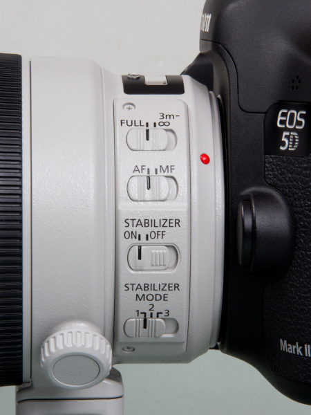 マウント部近くにAF/MF、AF距離範囲、手ブレ補正ON/OFF、手ブレ補正モードそれぞれの切り替えスイッチが配置されている