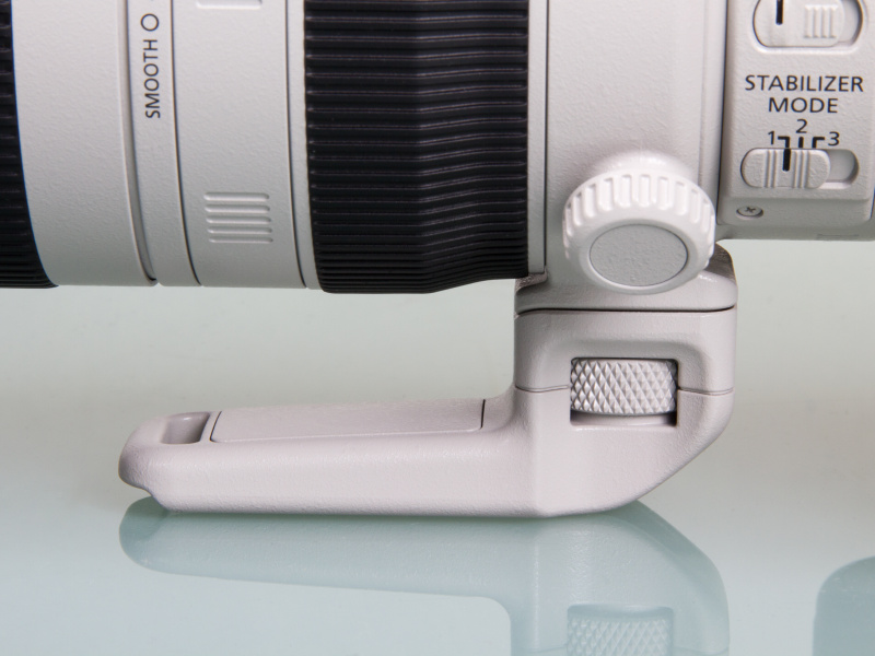 三脚座は少し小振りながらしっかりとした剛性がある。