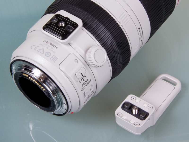 三脚座は鏡筒を固定するリング部と台座の2パーツ構成となっている。結合は内蔵のネジで行われるため、三脚座を三脚の雲台に固定したままレンズを取り外すことも可能。リング部は鏡筒から取り外せない