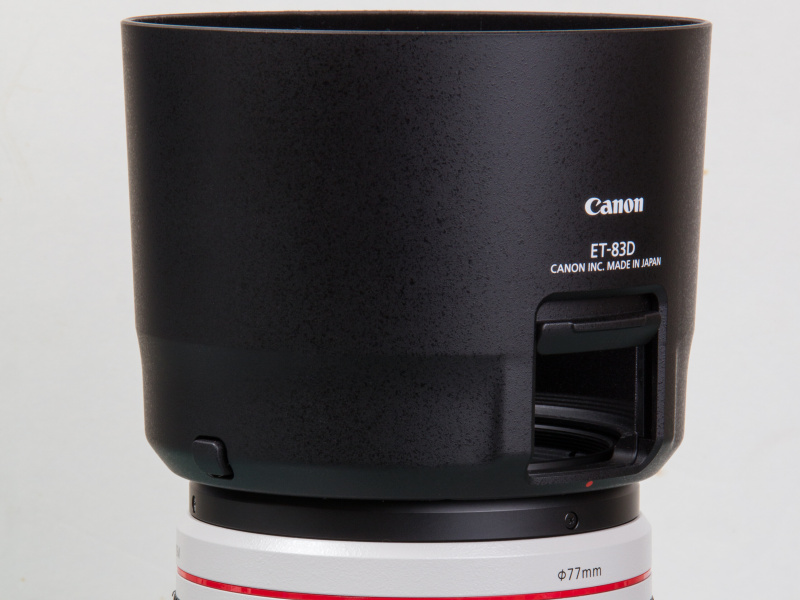 フードにはPLフィルターを回転させるときなどに便利なスライド式開口部が用意されている。ただこのスライド蓋が少し緩めな為、不必要に開いてしまうことが多い