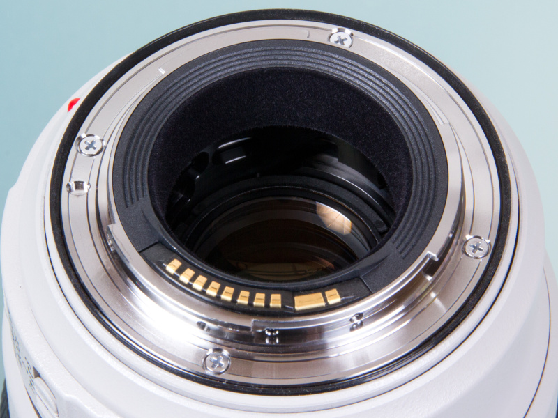 各リング部やスイッチ部には防塵防滴処理が施されている。マウント部にもゴム製Oリングを装備