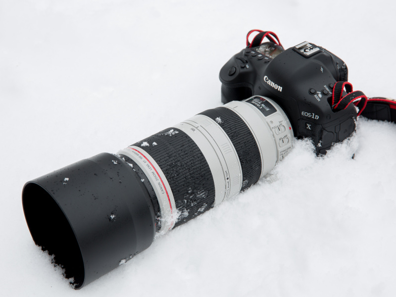防塵防滴構造であるカメラボディとの組み合わせなら多少の水滴がついても問題なく撮影が可能。実際にEOS-1D Xと組み合わせて雪にまみれながらの撮影も行ったがトラブルはなかった。また、レンズ表面に施されたフッ素コーティングにより汚れも付きにくく、付着した水滴も拭きやすい