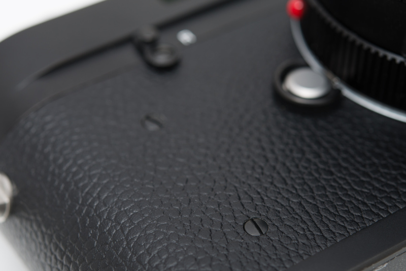 前面にバッテリー室がない。昔ながらのマイナスネジにも伝統が感じられる。