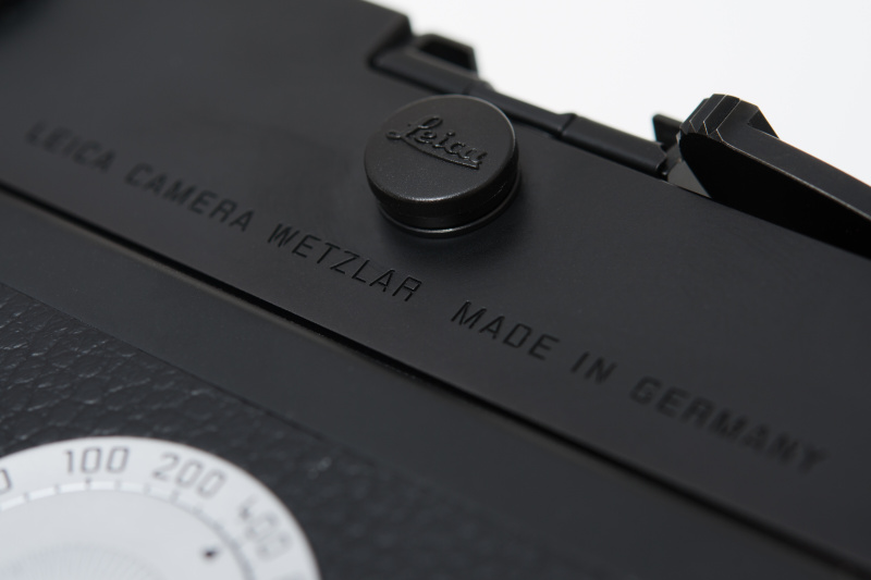 ブラックボディは控えめなデザイン。しっかり「<a href="http://dc.watch.impress.co.jp/docs/news/20140613_652815.html" class="n" target="_blank">WETZLAR</a>」と入っているのが見逃せない。その上のキャップを外すとシンクロターミナルが現れる。