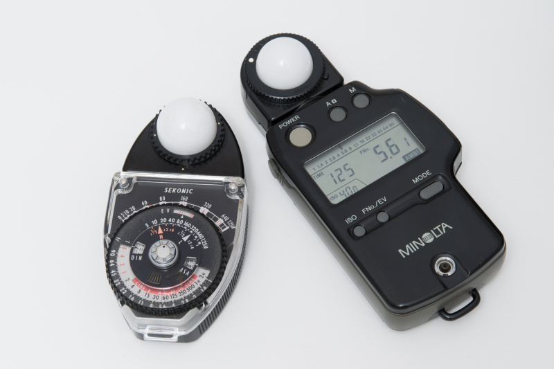 露出の決定には、単体露出計を使用した。これは筆者が使っている入射光式露出計。