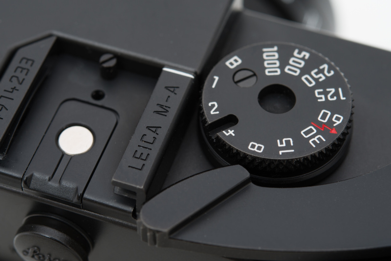 ライカファンの間で話題となったのが、シャッターダイヤルに刻まれた溝だ。これはアクセサリーシューに装着するライカの連動露出計（ライカメーターM、MC、MR）を取り付けるためのものだ。30年以上前のアクセサリーが装着できるとは、さすがライカ。