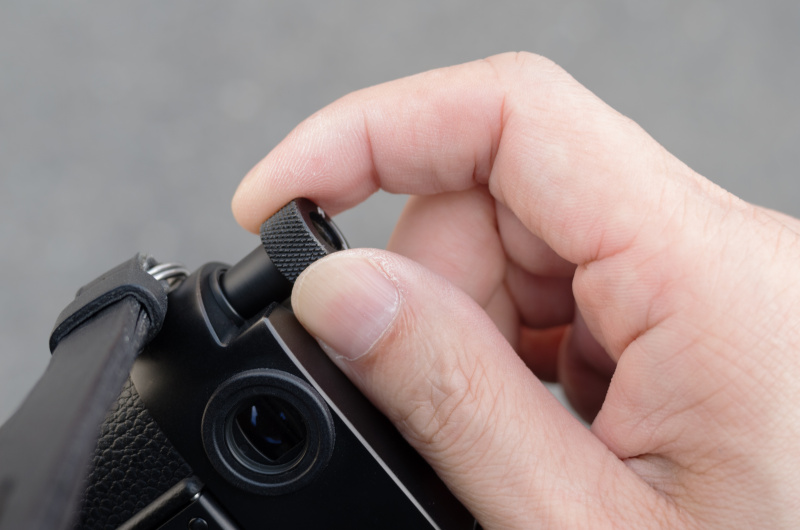 巻き戻しはノブ式。