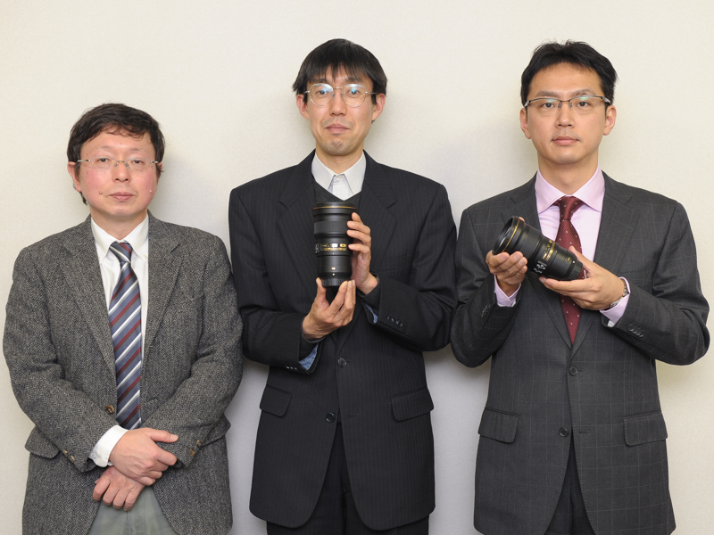 左からニコン事業部開発統括部第二設計部第二設計課主幹研究員の藤本誠氏（光学設計を担当）、ニコン映像事業部マーケティング統括部第一マーケティング部第一マーケティング課主幹の早川聡氏（マーケティングを担当）、ニコン映像事業部開発統括部第二設計部第三設計課主幹研究員の寺尾健太郎氏（メカ設計を担当）