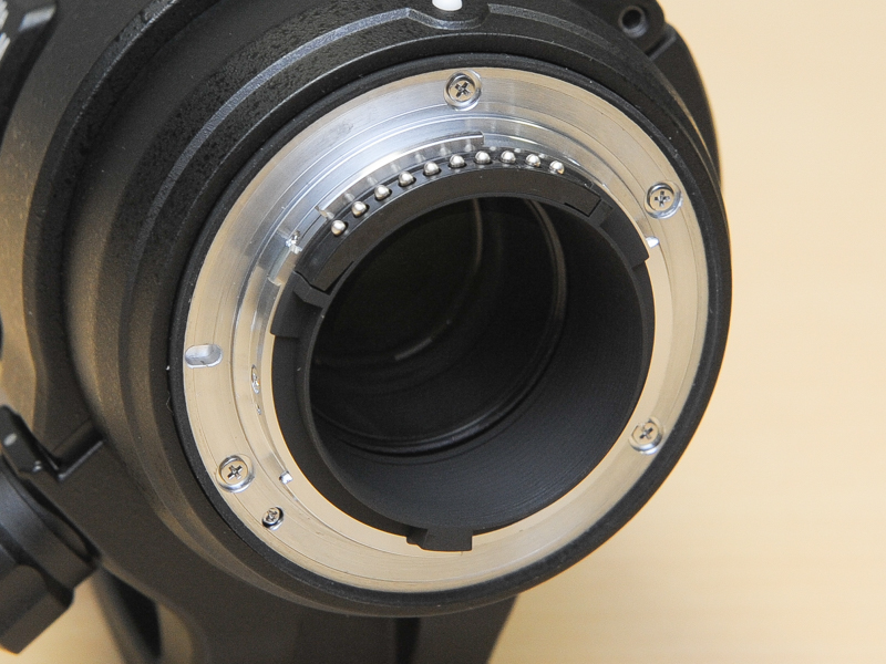 電磁絞りのため、絞り連動レバーは無い