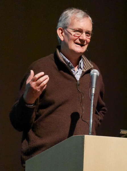 1980年代から日本の写真に興味を持つマーティン・パー氏。今回の来日でも20kgを超す写真集を持ち帰ることになると話す。